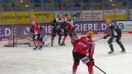 Spieler der Fischtown Pinguins auf einem Eishockey-Spielfeld