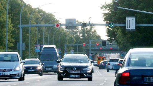 Dichter Autoverkehr auf der Grimsbystraße in Bremerhaven.