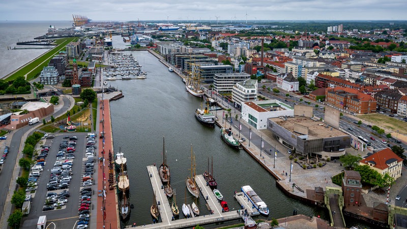 Dunkle Wolken ziehen auf über dem Neuen Hafen in Bremerhaven.