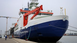 Das Forschungsschiff Polarstern des Alfred-Wegener-Instituts für Polar- und Meeresforschung liegt am Gelände der Lloyd Werft im Kaiserhafen Drei in Bremerhaven. 