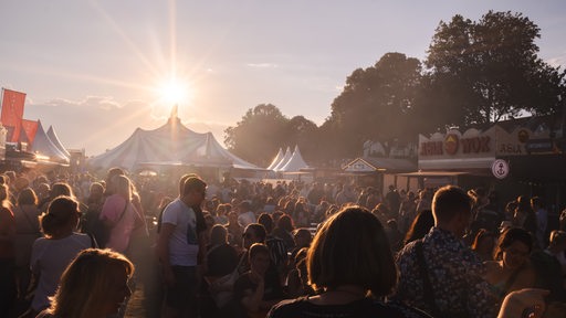 Menschen genießen Wetter und Musik bei der Breminale 2023