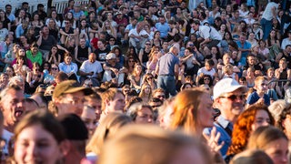 Menschenmenge vor einer Bühne auf der Breminale beim Konzert