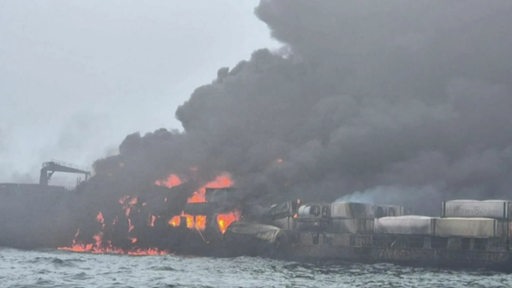 Der Öltanker "Stena Immaculate" steht nach Kollision mit dem Frachtschiff "Solong" in Brand