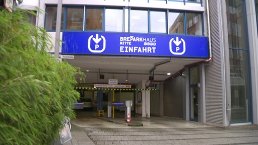 Die Einfahrt vom Breparkhaus Mitte in der Bremer Innenstadt.