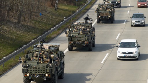 Britische Soldaten fahren in einem Konvoi über die Autobahn.