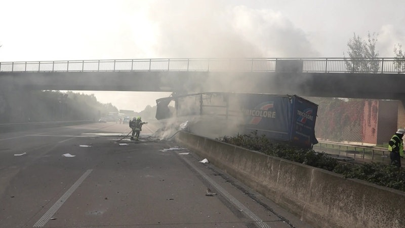 Ein verunfallter LKW auf der A1.