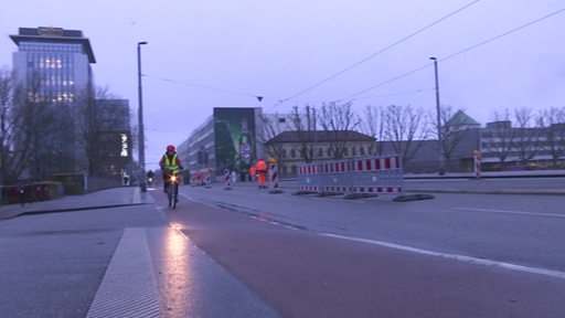 Eine Radfahrerin auf der Bürgermeister Smidt Brücke