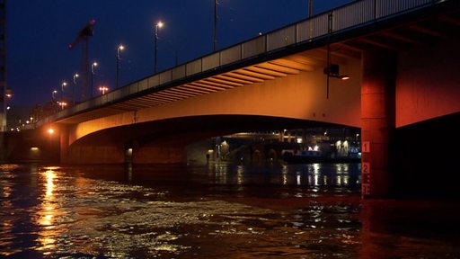 Eine Brücke und Hochwasser.