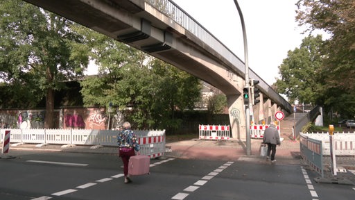 Eine Marode Fußgängerbrücke in der Kurfürstenallee.