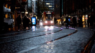 Eine Straßenbahn der Bremer Straßenbahn AG (BSAG) ist bei regnerischem Wetter auf der Obernstraße im Stadtzentrum unterwegs.