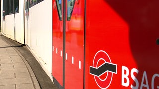 Eine Detailaufnahme einer rot-weißen Straßenbahn der BSAG.