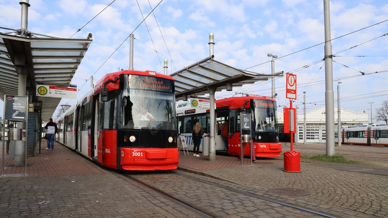 Die erste Bahn der neuen Linie 5 an der Haltestelle Gröpelingen.