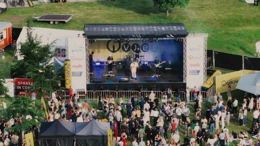 Eine Bühne des Summer Sound Festivals in der Bremer Neustadt, davor Publikum.