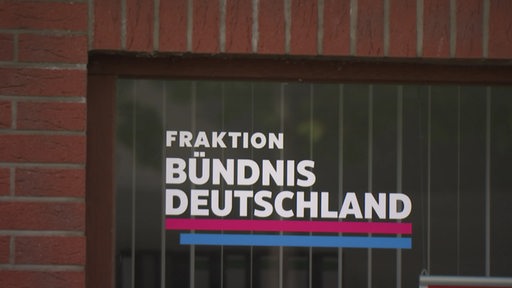 Der Schriftzug Bündnis Deutschland auf einem Fenster