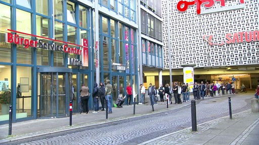 Eine lange Schlange vor dem Bürger Service Center Bremen. 