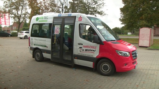 Ein Fahrzeug eines Bürgerbusses steht auf einem Parkplatz.