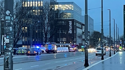 Auf der Bürgermeister-Smidt-Brücke stehen Polizei- und Feuerwehrautos. Die Brücke ist gesperrt.