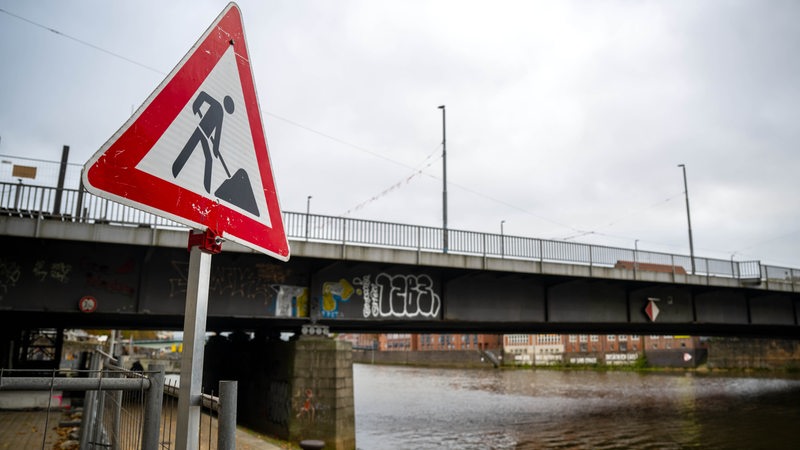 Ein Baustellenschild steht vor der Bürgermeister-Smidt-Brücke in Bremen.