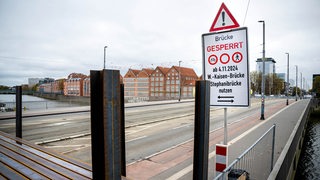 Die Bürgermeister-Smidt-Brücke in der Bremer Innenstadt ist marode und für Sanierungsarbeiten gesperrt.