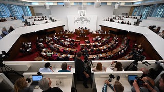 Abgeordnete sitzen in der Bremischen Bürgerschaft.