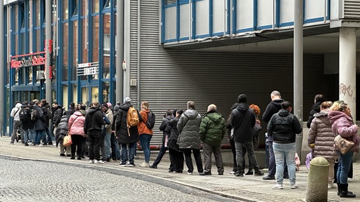 Ein lange Schlange wartender Menschen vor dem Bürgerservicecenter Mitte in Bremen