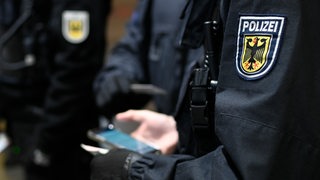 Bundespolizisten stehen nebeneinander.