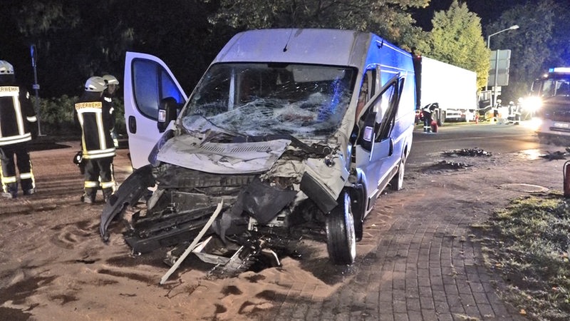 Ein bei einem Unfall demolierter Kleintransporters steht auf einem abgesperrten Bürgersteig.