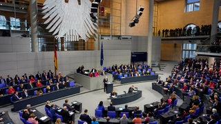 Blick in den Plenarsaal des Bundestags, während Olaf Scholz am Rednerpult steht