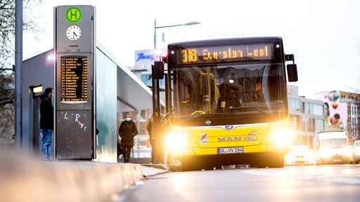 Ein Linienbus steht an der Bushaltestelle Lappan in der Oldenburger Innenstadt. 