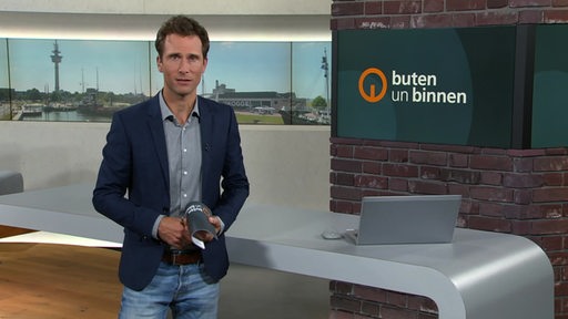 Der Moderator Janos Kereszti im Studio von buten un binnen