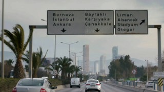 Straßenschilder über einer Straße in der Türkei.