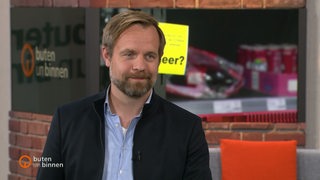 Professor Christian Feddersen im buten un binnen Studio.