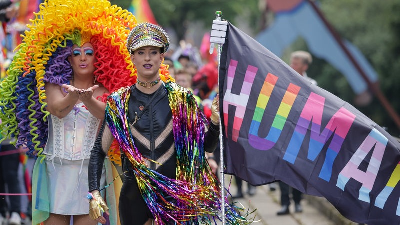 Zwei bunt gekleidete Teilnehmer einer CSD-Parade