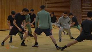 Männer in einer Sporthalle