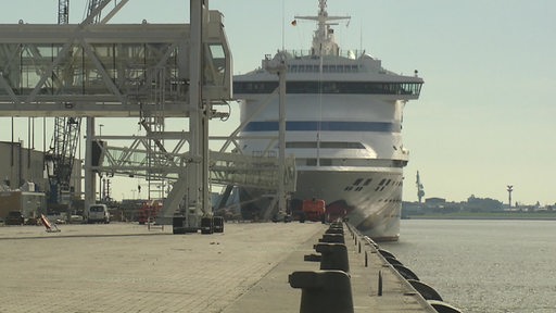 Ein Kreuzfahrtschiff am Bremerhavener Columbus Terminal. 