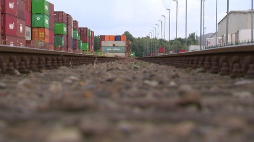 Bahnschienen und Container.