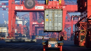 Container-Terminal vom Boden aus fotografiert