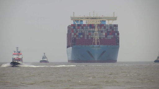 Ein Containerschiff auf der Außenweser.