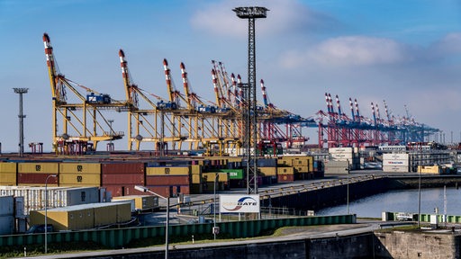 Container und Containerbrücken sind im Containerterminal im Seehafen Bremerhaven zu sehen.