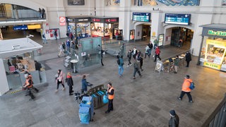 Menschen in der Bahnhofshalle im Hauptbahnhof Bremen