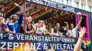 Teilnehmende laufen beim CSD durch Bremen