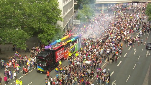 Aus der Luftperspektive sieht man die letzte Christopher Street Day Demonstration.