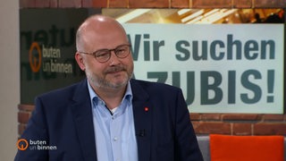 Der Bezirksleiter der IG Metall Küste Daniel Friedrich im buten un binnen Studio. 