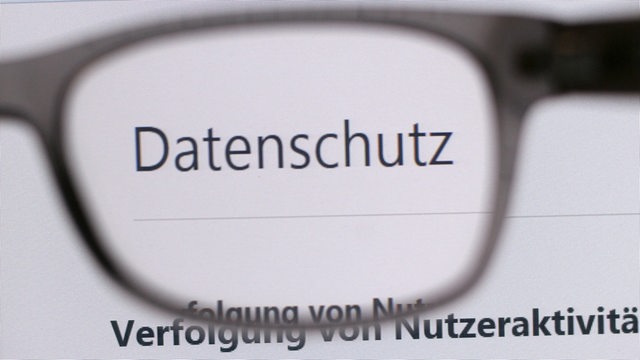 Brillenglas hebt das Wort "Datenschutz" in einem Browser hervor