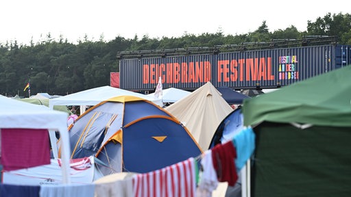 Auf einem Schild steht "Deichbrand Festival".