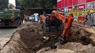 Ein Bagger reißt einen Bunker aus dem Zweiten Weltkrieg ab, der unter dem Delmemarkt in der Neustadt gefunden wurde.