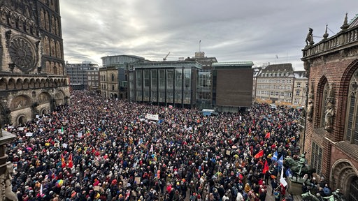 Tausende Menschen stehen auf dem Domshof vor dem Landtag in Bremen.