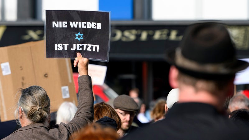 Teilnehmer einer pro-israelischen Demonstration protestieren für Solidarität mit Israel