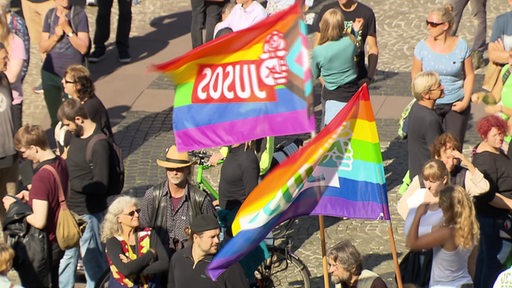 Zwei Flaggen und Demonstrationsteilnehmer von oben.