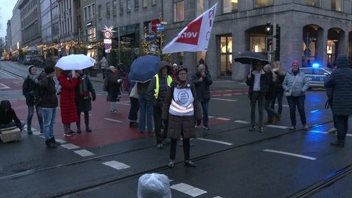 Demonstranten blockieren die Bremer Kreuzung am Herdentor